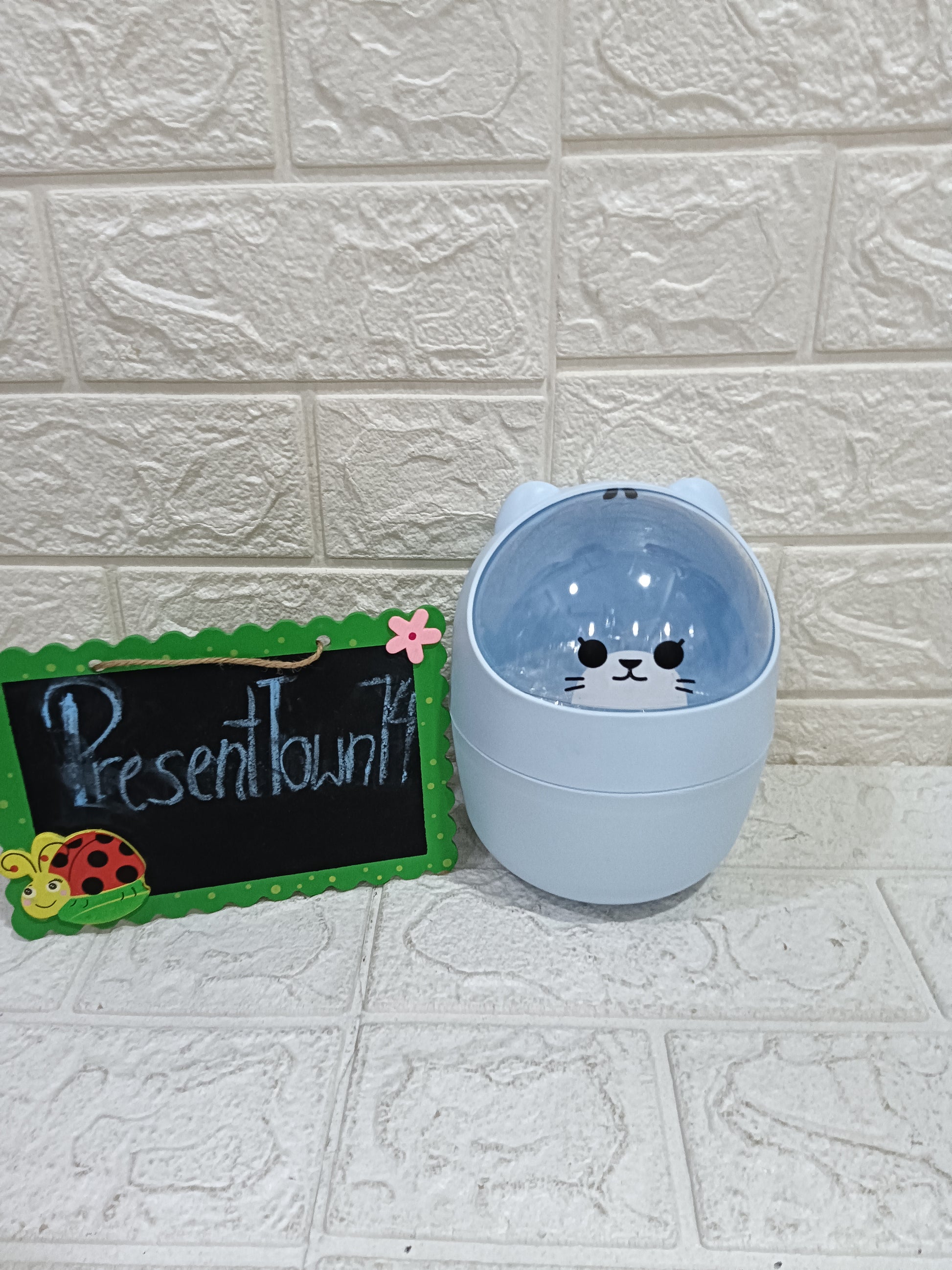 Sleek and Modern Dustbin