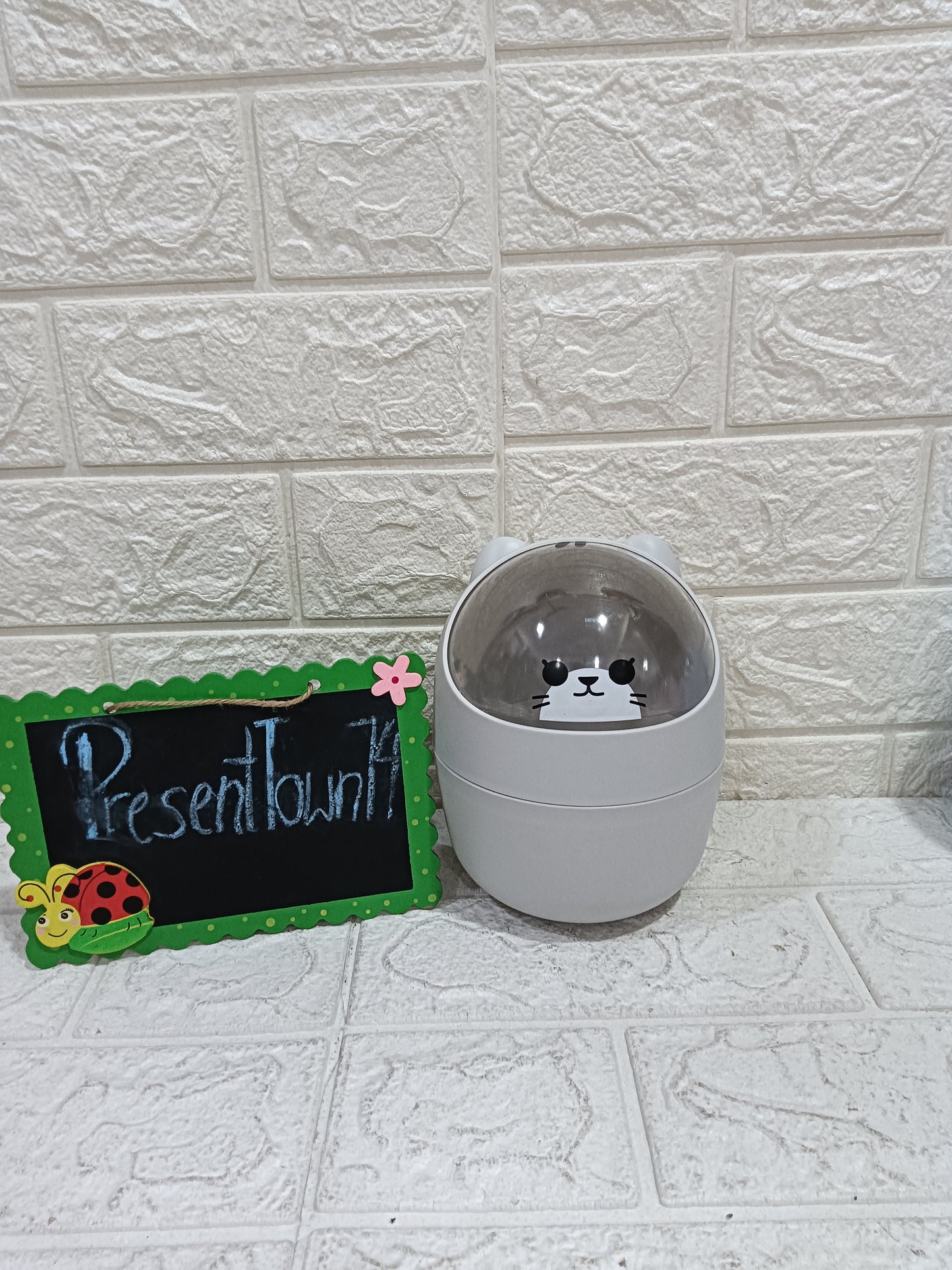 Sleek and Modern Dustbin