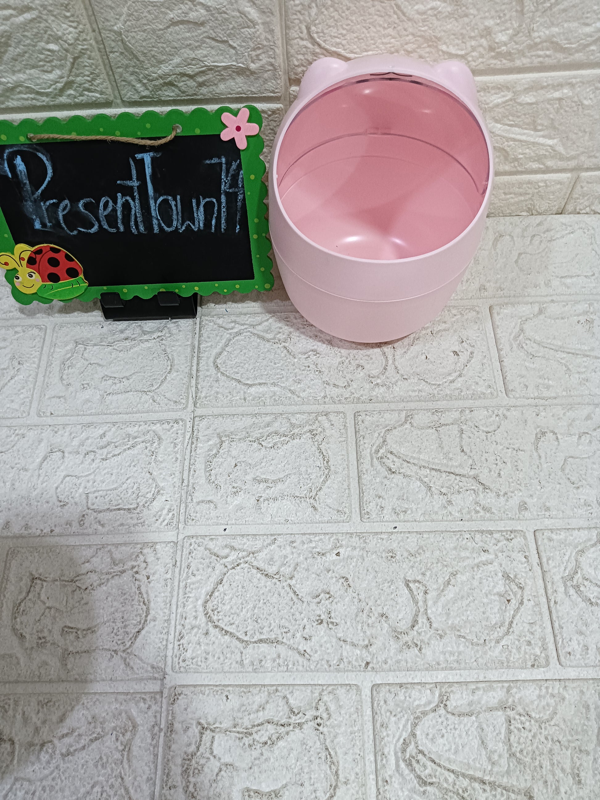 Sleek and Modern Dustbin