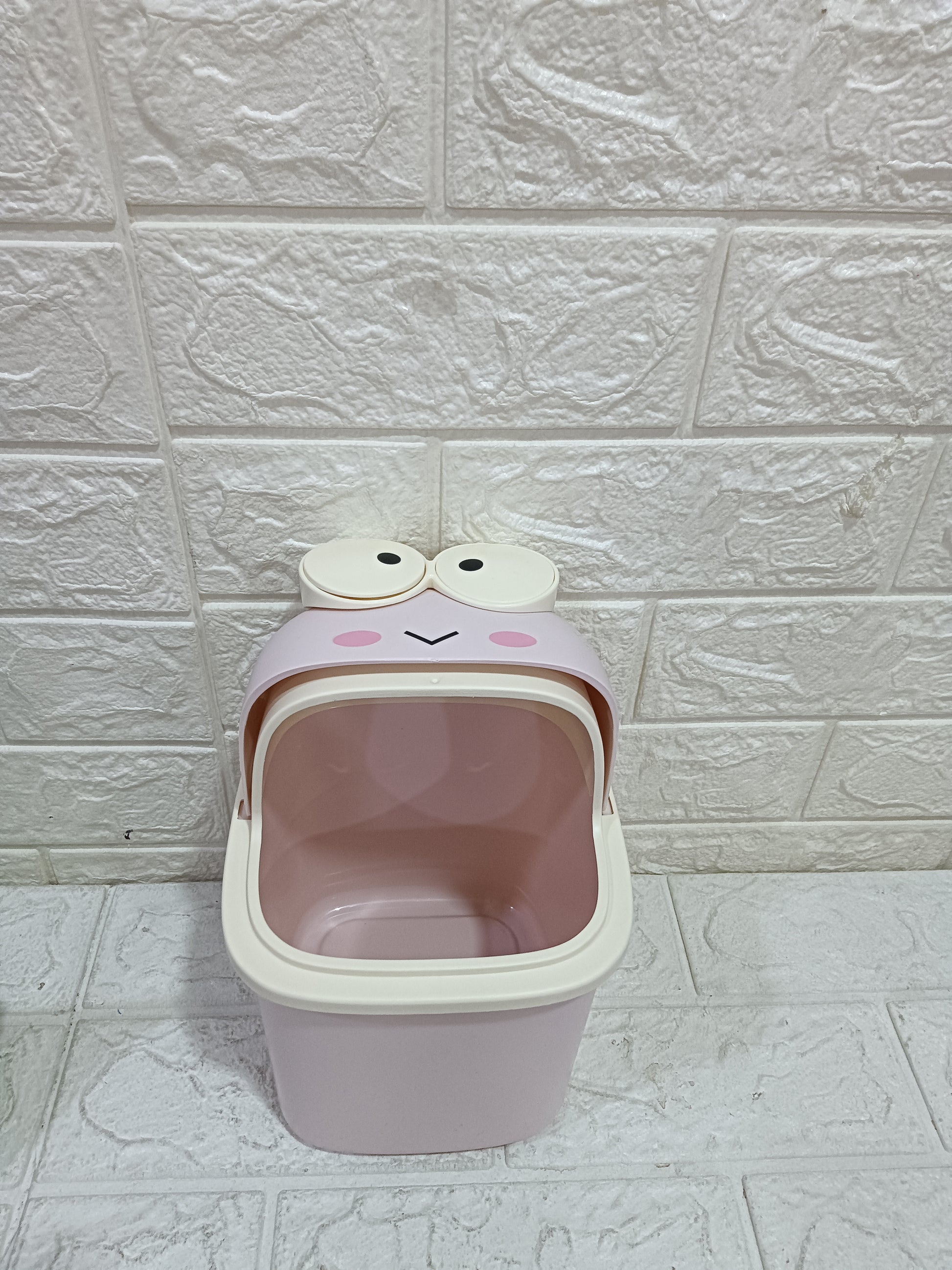 Stylish Dustbin for Kids Room